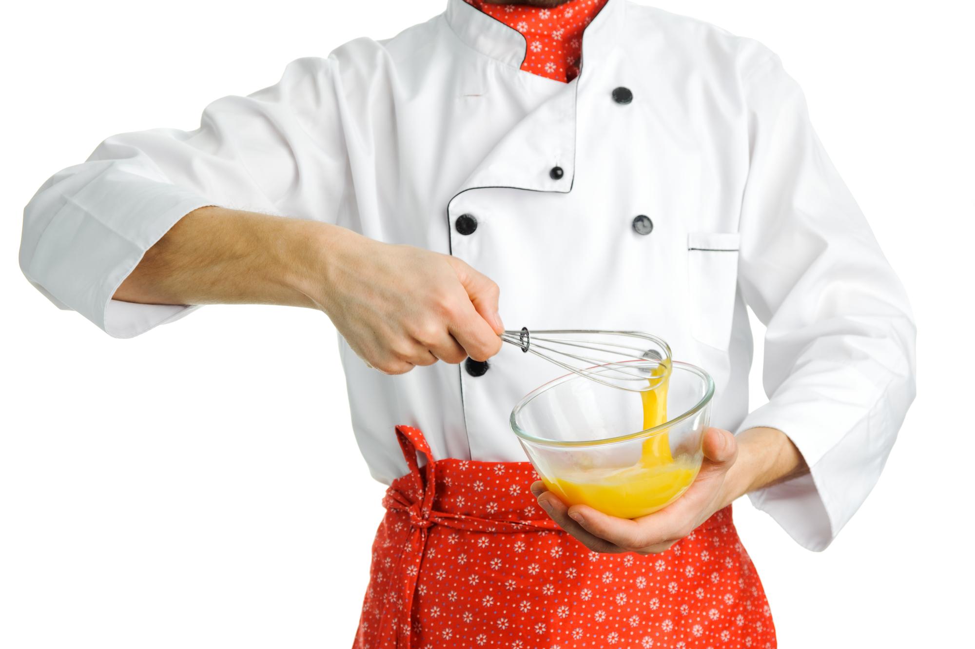 Mano che assaggia una salsa